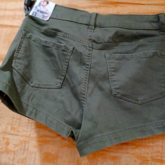 Retro High Rise Shorts - Picture 4 of 7